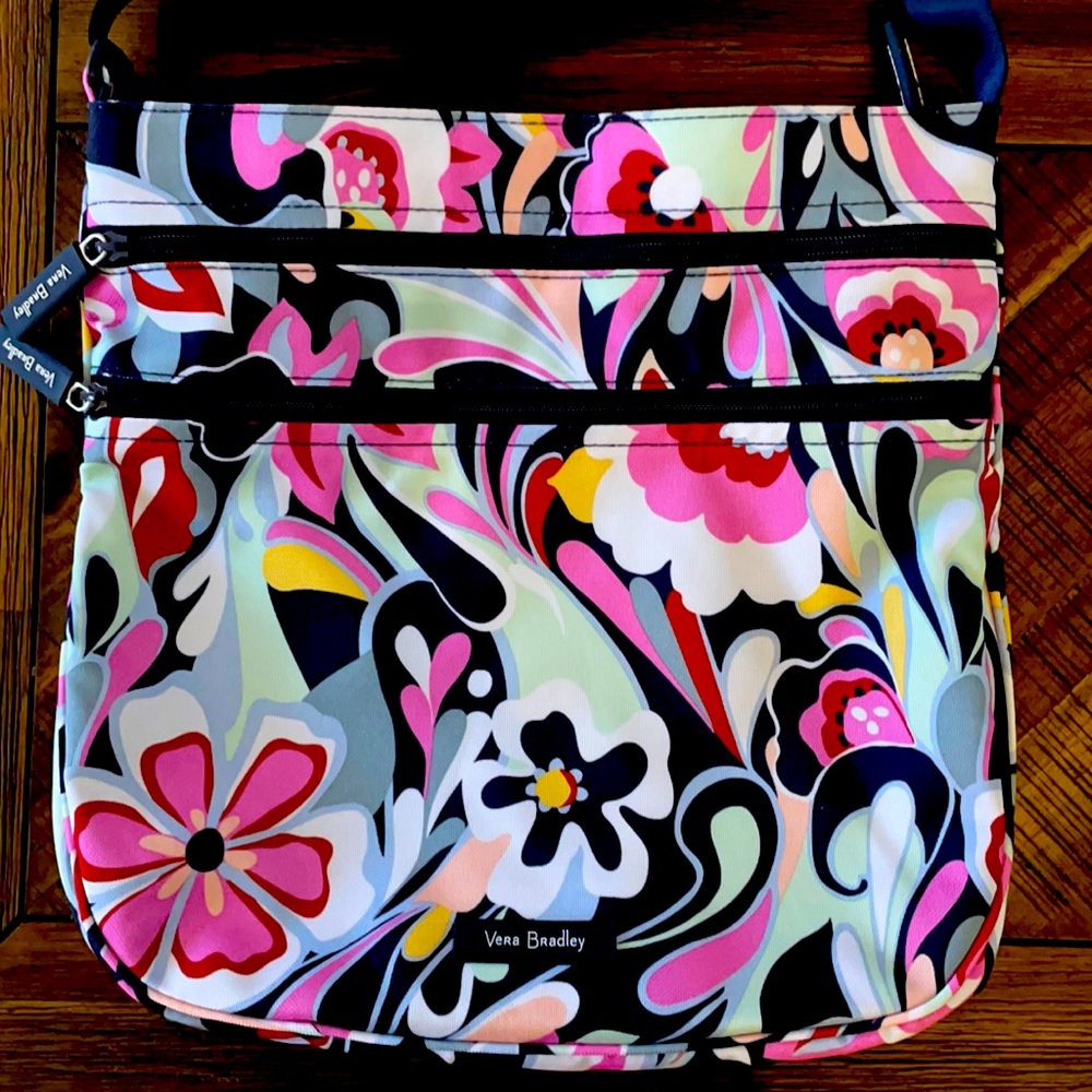 Vera Bradley crossbody. Very good preowned condition. No stains/wear. Med size.